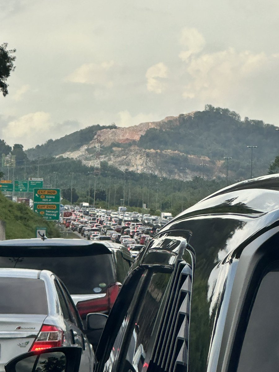 fedtriyahya's tweet photo. Kalau anda… pilih yang mana?

A. Sesak  ( 5 jam baru sampai )
B. Sunyi, naik bukit turun bukit, banyak selekoh. ( 2 1/2 jam ) https://t.co/JYc4wxLNU9
