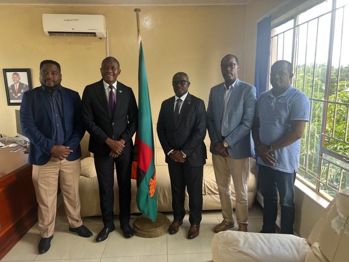 UKWELITIMES's tweet photo. Uyu munsi, Amb. @Emmanu_bugingo, Uhagarariye u Rwanda muri #Zambia, yagiriye uruzinduko rw’icyubahiro Nyakubahwa Meya w’Umujyi wa #Chipata, Bwana George Mwanza. Baganiriye ku ngingo z’inyungu zihuriweho n’ibihugu byombi aribyo u Rwanda na Zambia. 🇿🇲🇷🇼
✍️ @NiyigenaXander https://t.co/zWk4wAb8gq
