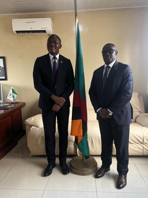 UKWELITIMES's tweet photo. Uyu munsi, Amb. @Emmanu_bugingo, Uhagarariye u Rwanda muri #Zambia, yagiriye uruzinduko rw’icyubahiro Nyakubahwa Meya w’Umujyi wa #Chipata, Bwana George Mwanza. Baganiriye ku ngingo z’inyungu zihuriweho n’ibihugu byombi aribyo u Rwanda na Zambia. 🇿🇲🇷🇼
✍️ @NiyigenaXander https://t.co/zWk4wAb8gq