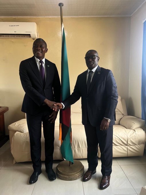 UKWELITIMES's tweet photo. Uyu munsi, Amb. @Emmanu_bugingo, Uhagarariye u Rwanda muri #Zambia, yagiriye uruzinduko rw’icyubahiro Nyakubahwa Meya w’Umujyi wa #Chipata, Bwana George Mwanza. Baganiriye ku ngingo z’inyungu zihuriweho n’ibihugu byombi aribyo u Rwanda na Zambia. 🇿🇲🇷🇼
✍️ @NiyigenaXander https://t.co/zWk4wAb8gq
