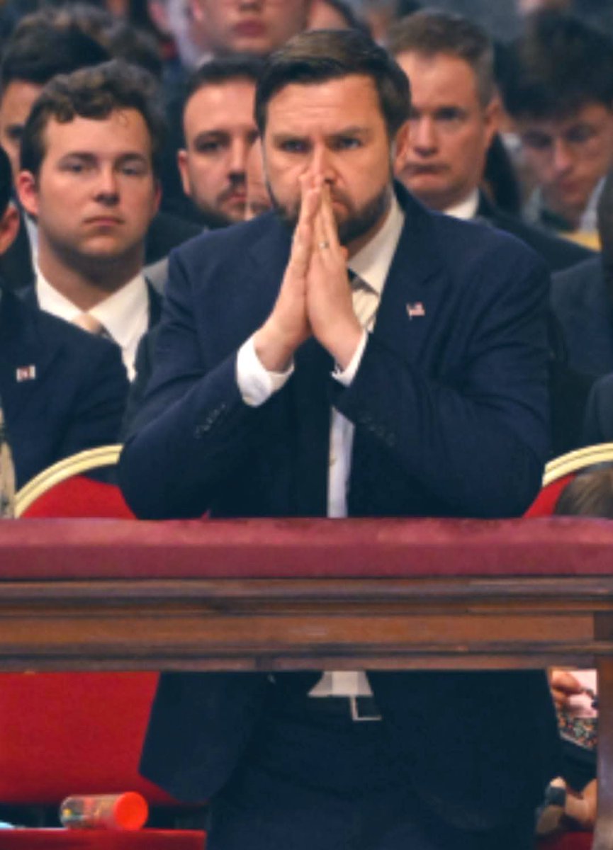 ciaoooproprio's tweet photo. “Sono tutti casa e chiesa ma è il tragitto che li frega.”
L’immagine dell’ipocrisia. https://t.co/e8hjNCPxwg