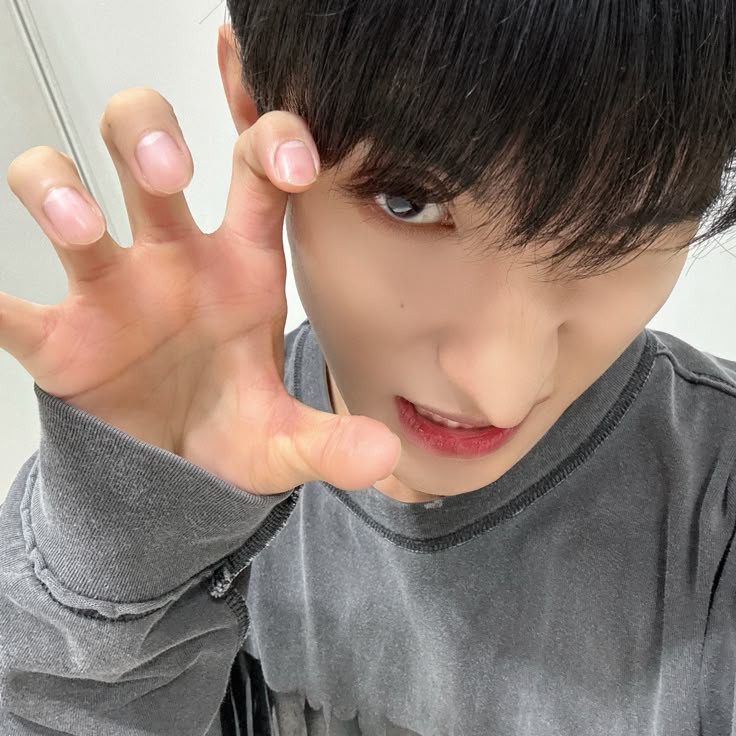 hi ! I'm alas LF interactive moots 

she/her, minor, filo
— not new to #stantwt #kpoptwt 
— multi: en, svt, twice 
— any fandom will do !
— looking for moots/friends ! 

↻/♡ to spread! tysm!

i need friends 😔 I'm lonely