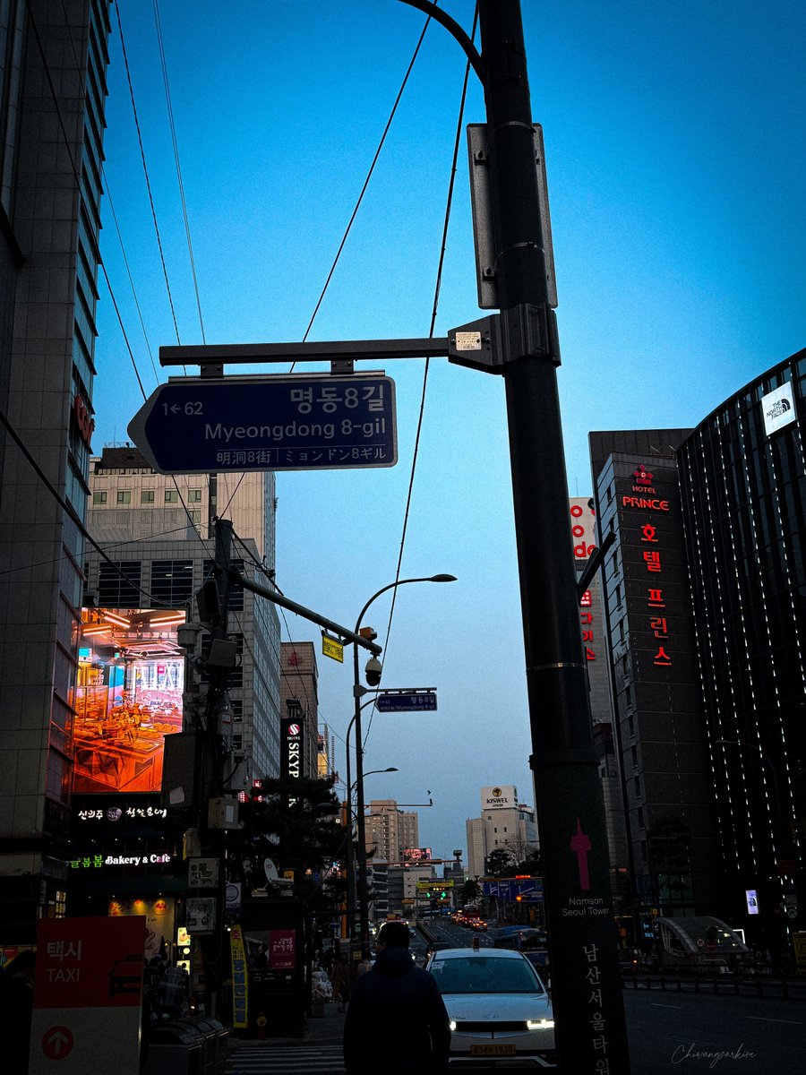 chiwangsarkive's tweet photo. The hustle and bustle of Myeongdong at sunset ⛅️
#travel #travelphotography #travelgram #seoul #southkorea #spring #seasons #sunset #sunsetgram https://t.co/2P07a79Pet