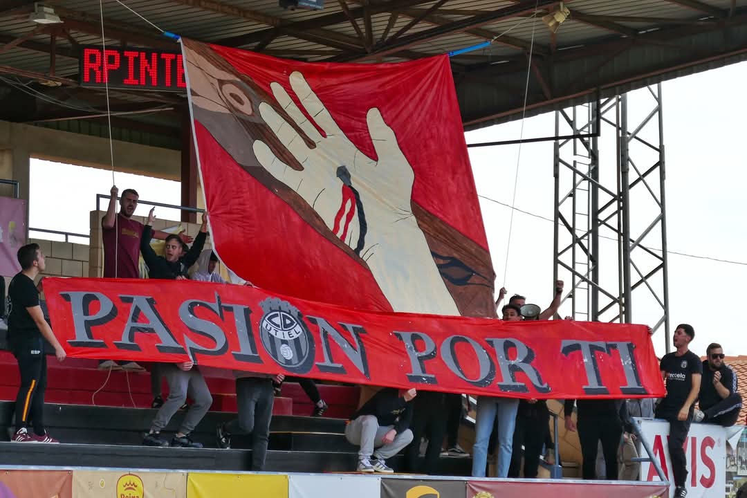 ffdezvcf's tweet photo. Viernes de pasión en La Celadilla. 

C.D. UTIEL - Crevillente D. 
[18/04/25]
#ULTRACELA ❤🖤 https://t.co/fOuFcPv25U