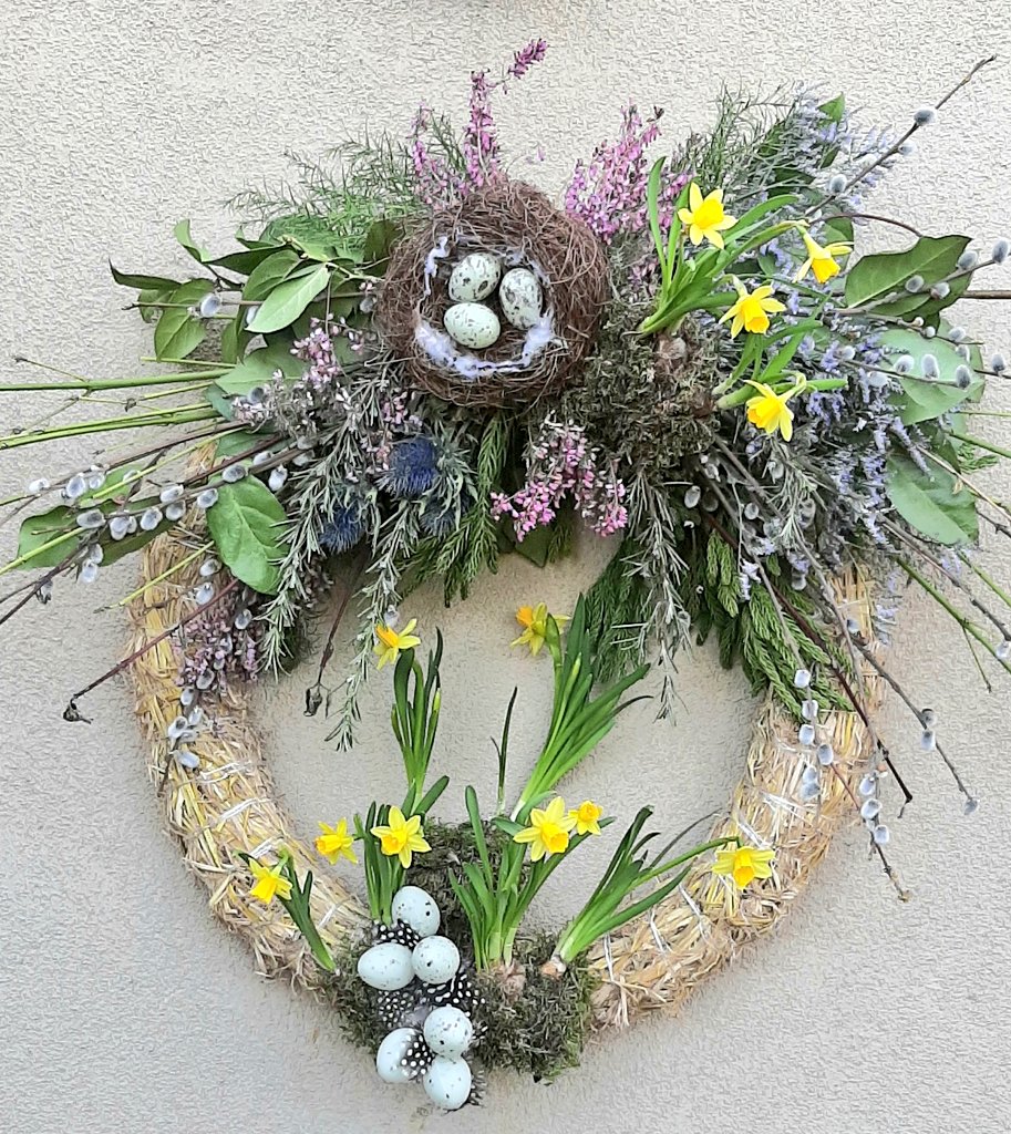 jpmoseley's tweet image. Easter greetings! Its always nice to have a welcome wreath to greet vusitors to your home.
#easter #welcome #wreath #Spring #flowers #makeyourown #fliwerarrangement #flowertalk #JonathanMoseley
