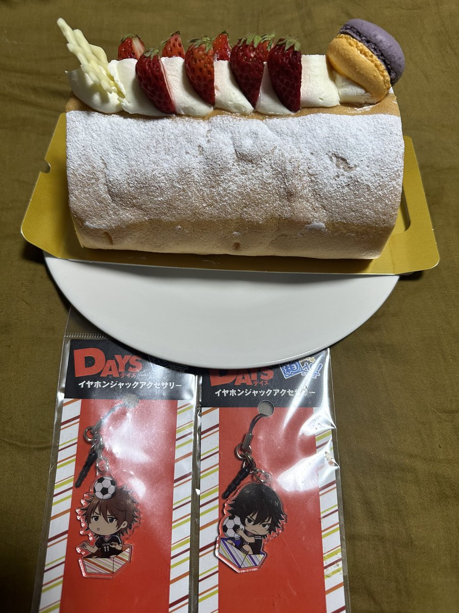kamereon26's tweet photo. とりあえず柴君色のマカロンがのったロールケーキをもさもさ食べた😋 https://t.co/pKvr7z18nB