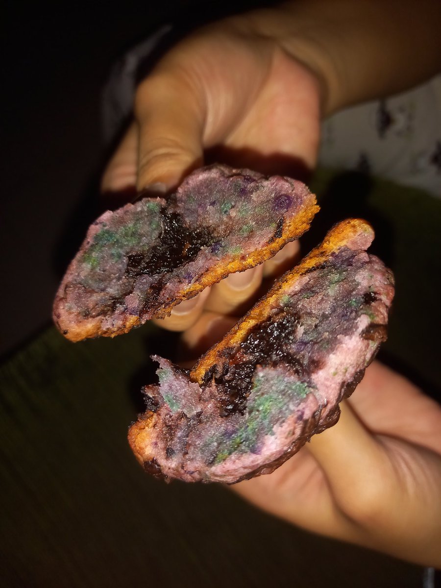 82SCRUBB's tweet image. aman nder, aku pernah bikin cookies pake ubi ungu jadi kayak cookies beracun gini😭