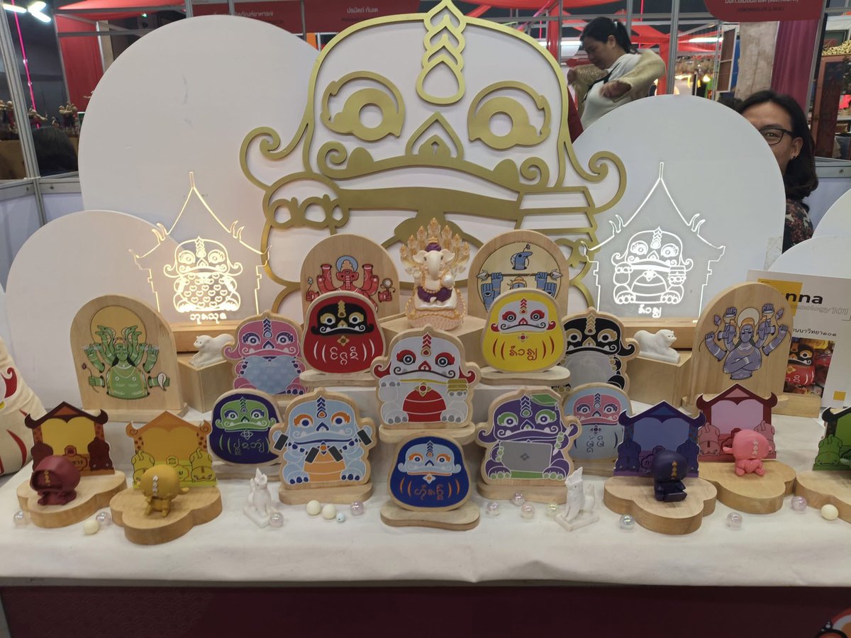 ใครไปแถวสยามอยากแนะนำให้แวะงานที่กระทรวงวัฒนธรรมจัดพารากอนฮอล์ชั้น 5 มีผู้ประกอบการไทยเอาผลิตภัณฑ์มาจัดแสดงและขายสินค้า เราเห็นโพสต์แชร์จากผู้ประกอบการว่างานเงียบมาก ไปเดินแล้วสงสาร บูธลุงป้าหลายบูธเหงามาก เราหลงเข้าไปฟังเขาเล่าความภาคภูมิใจในงานกันแต่ก็บ่นว่าคนน้อยมาก