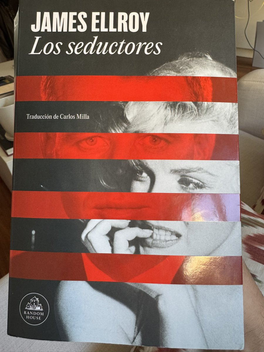 En las entrevistas previas a la publicación el tipo me pareció un gilipollas. Pero no pueden interesarme más los temas de sus novelas y no puede gustarme más su estilo. “Los seductores” también, a pesar de todas las veces que tienes q volver al Dramatis Personae