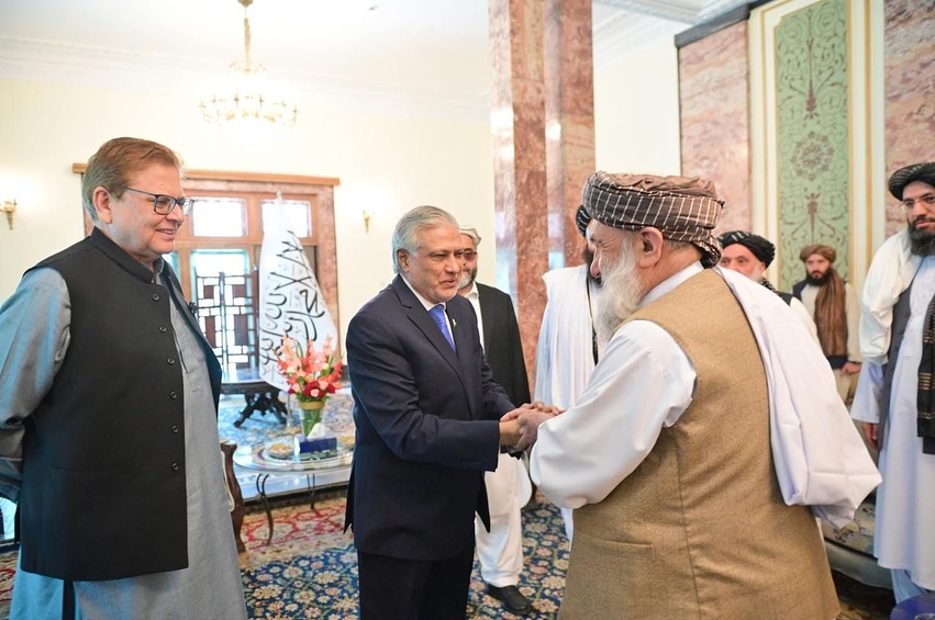 ThePakDaily's tweet photo. In a meeting with Afghan PM Mullah Hassan Akhund, DPM Ishaq Dar discussed security, trade, and regional cooperation. Both sides pledged to deepen ties through continued high-level engagement.
#PakAfghanBrotherhood #IshaqDar #Diplomacy #RegionalCooperation #HighLevelTalks https://t.co/jHMJ2YFAo7