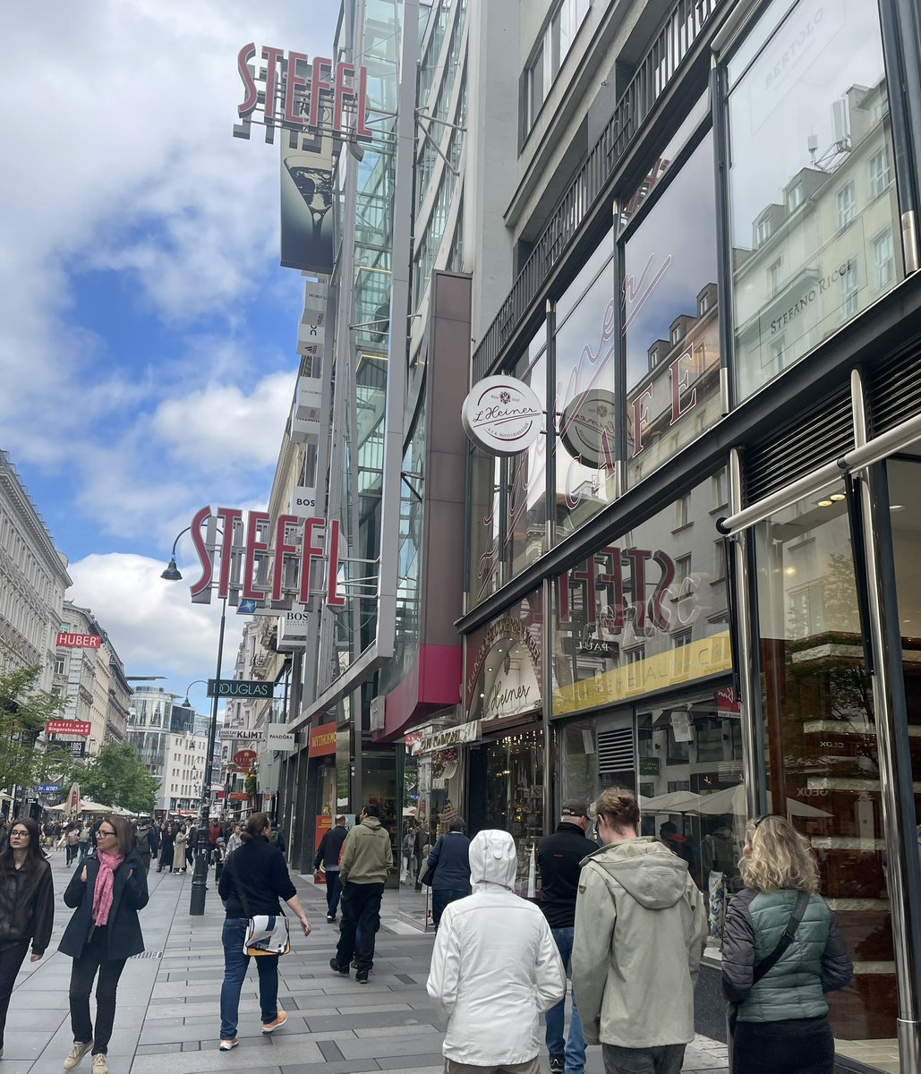 kaydee_de's tweet photo. Geh ma shopping?

Geh ma shopping, Samstag mittag!

#Steffl https://t.co/byi2GulG9T