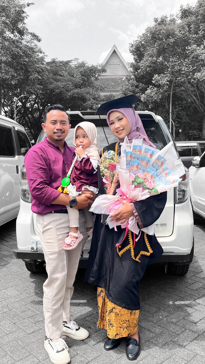 Nonoooo__'s tweet photo. Orang bilang aku sgt hebat bisa menyelesaikan pendidikan walau sudah punya momongan. Tapi, yang lebih hebat adalah keluarga kecilku. Suami yang rela menggantikan peran ibu dan anakku yang seakan mengerti dg keadaan orang tuanya. Terimakasih, satu tahun dg badainya sulah terlalui https://t.co/HXUE89E7Wq