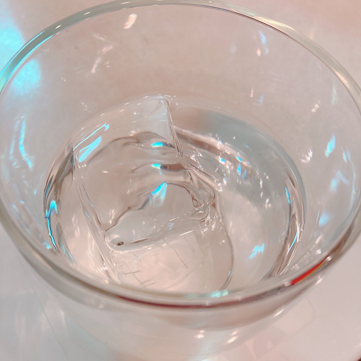 「今年も氷切りの季節になった(純氷を作るのが趣味)氷がパカッて割れる瞬間が楽しすぎ」|ヤブのイラスト