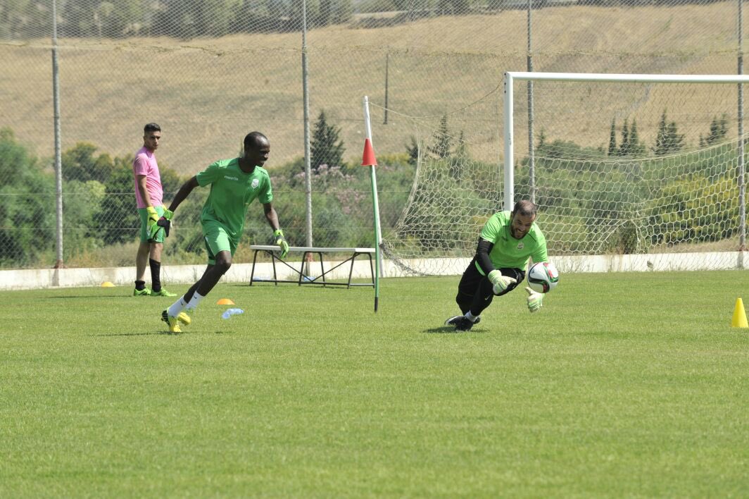 Kosi_foottalk's tweet photo. Throwback to 2016/2017 when Saidou Hamadjoda was the goalkeeper coach of Algerian club CS Constantine.
He is now the goalkeeper coach and Sporting director of Coton Sport of Garoua .
#csconstantine #cotonsport #goalkeepertrainer #africa #algeria https://t.co/GSHlIx2pao
