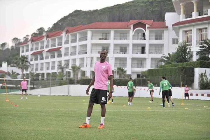 Kosi_foottalk's tweet photo. Throwback to 2016/2017 when Saidou Hamadjoda was the goalkeeper coach of Algerian club CS Constantine.
He is now the goalkeeper coach and Sporting director of Coton Sport of Garoua .
#csconstantine #cotonsport #goalkeepertrainer #africa #algeria https://t.co/GSHlIx2pao