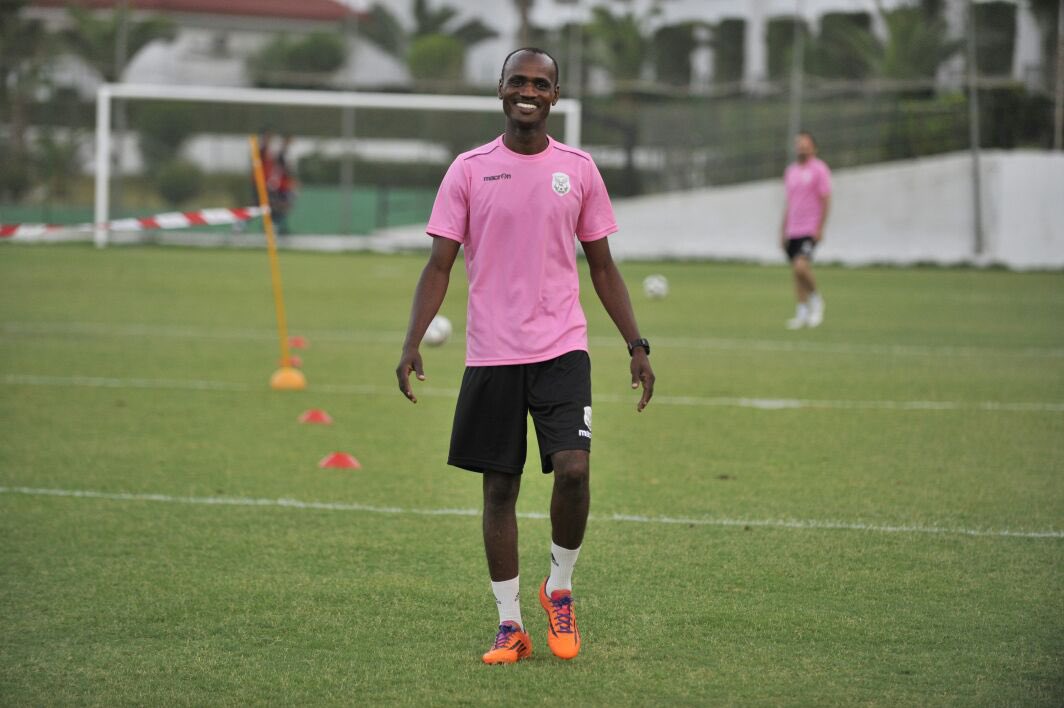 Kosi_foottalk's tweet photo. Throwback to 2016/2017 when Saidou Hamadjoda was the goalkeeper coach of Algerian club CS Constantine.
He is now the goalkeeper coach and Sporting director of Coton Sport of Garoua .
#csconstantine #cotonsport #goalkeepertrainer #africa #algeria https://t.co/GSHlIx2pao