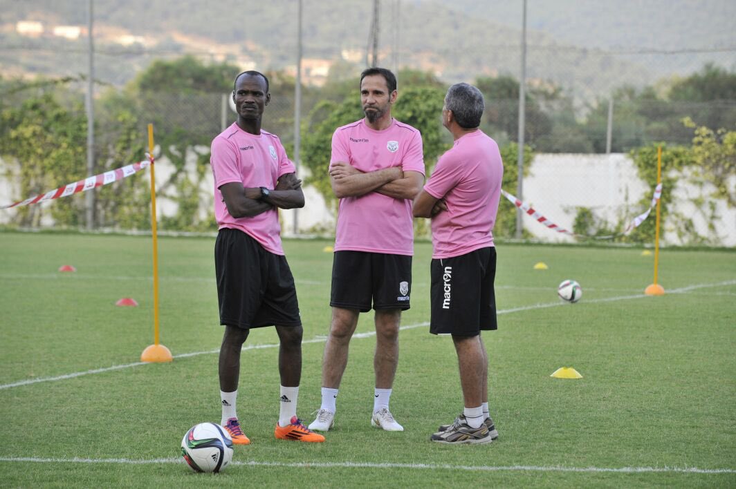Kosi_foottalk's tweet photo. Throwback to 2016/2017 when Saidou Hamadjoda was the goalkeeper coach of Algerian club CS Constantine.
He is now the goalkeeper coach and Sporting director of Coton Sport of Garoua .
#csconstantine #cotonsport #goalkeepertrainer #africa #algeria https://t.co/GSHlIx2pao
