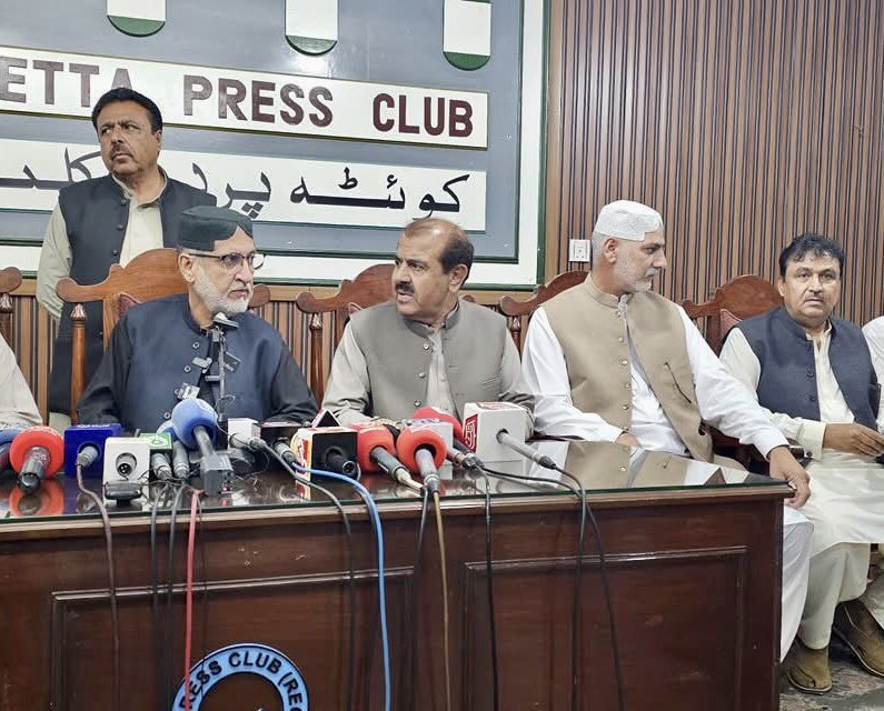 بی این پی کا اہم اعلان 

 بلوچستان نیشنل پارٹی کے سربراہ سردار اختر جان مینگل نے بلوچستان کی بیٹیوں کی رہائی اور لاپتہ افراد کے معاملے پر گوادر، کوئٹہ، خضدار، نوشکی اور پنجگور میں احتجاجی جلسہ عام منعقد کرنے کا اعلان کر دیا