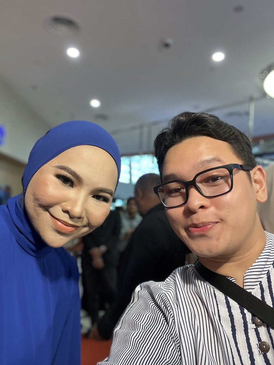 Zzemir23's tweet photo. Meet and Great with @ainaabdulmusic 
Depan depan lah ekkk meggeletar tangan nak snap gambar https://t.co/Ywd0aqMB2V