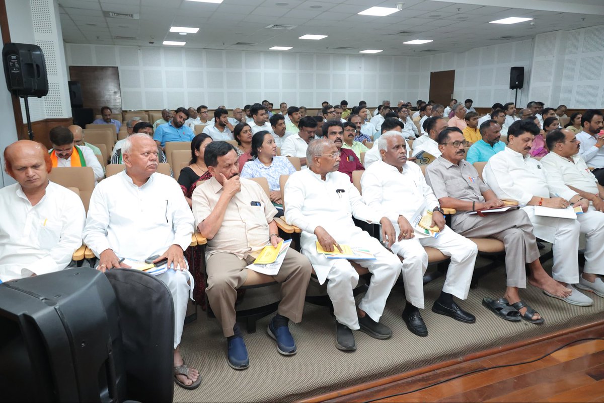 Addressed key office bearers and others of <a href="/BJP4Karnataka/">BJP Karnataka</a> at Bengaluru today and explained the background and details of the idea behind #OneNationOneElection at a Workshop. 
Ex CM <a href="/DVSadanandGowda/">Sadananda Gowda</a> and other senior leaders also joined! 

<a href="/BJP4India/">BJP</a> 
<a href="/AmitShah/">Amit Shah</a> 
<a href="/narendramodi/">Narendra Modi</a>