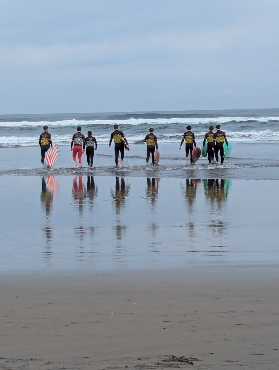 PastorinasLeon's tweet photo. 🌊 Nuestros alumnos americanos de intercambio y el alumnado del cole vivieron una jornada inolvidable de surf en la playa de Salinas 🏄♂️🤝. Diversión, deporte y aprendizaje compartido en un entorno natural espectacular 🌅🌍.
#SurfTime #IntercambioCultural #SomosPastorinas https://t.co/xgrhTAFsK3