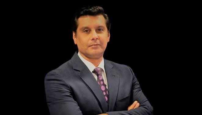 GKamranKhan's tweet photo. ڈراپ سائٹ کی نئی انکشافاتی رپورٹ کے مطابق ارشد شریف کو قتل کرنے سے پہلے شدید تشدد کا نشانہ بنایا گیا تھا۔ تشدد کے ناقابل تردید شواہد ملے ہیں، کلائیوں پر گہرے کٹ اور کئی ناخن موجود نہیں تھے، گاڑی کی فرنٹ پسنجر سیٹ پر گولی کا کوئی نشانہ نہیں ملا جس کے بعد mistaken identity سمیت، چوری شدہ کار کو روکے جانے اور اسکے نہ رکنے پر بدنام زمانہ کینیا کی کرائے کے قاتل کے طور پر مشہور جی ایس یو یونٹ کے بیانات جھوٹ کا پلندہ ثابت ہوئے ہیں۔
ارشد شریف پر مبینہ طور پر بدترین تشدد کیا گیا جس کا مقصد شاید کوئی معلومات حاصل کرنا تھا یا ایزا پہنچانے کی کوشش تھی، موجود شواہد کے تجزیے کی بنیاد پر یہ کہا جاسکتا ہے کہ انکو تشدد کا نشانہ بنانے کے بعد سر میں گولی مار کر قتل کر دیا گیا اور بعد ازاں mistaken identity سمیت کار چوری اور ��ولیس ناکے پر فائرنگ کے بیانیے بنائے گئے۔ 
ارشد شریف کا لیپ ٹاپ، موبائل اور کام سے متعلقہ USBs انکے سامان سے تاحال غائب ہیں۔ اے آر وائی کے مالک کی طرف سے رابطے کیلیے فراہم کیے گئے سیٹلائٹ فون تھرایا سیٹ کی ارشد شریف کی موت کے بعد لاسٹ لوکیشن پاکستان شو ہوئی، جبکہ یہ سیٹلائٹ فون ارشد شریف کے سامان کے ساتھ پاکستان نہیں بھیجا گیا تھا۔ 

اس وقت کی حکومت پاکستان کی طرف سے اس قتل کی تحقیقات کیلیے بنائی گئی فیکٹ فائنڈنگ کمیٹی کی ابتدائی رپورٹ سپریم کورٹ میں پیش ہونے کے بعد سیل کر دی گئی، اسکو ریکارڈ پر نہیں لایا گیا، بلکہ اس کمیٹی کی سربراہی کرنے والے افسر عمر شاہد حامد کو او ایس ڈی بنا کر کھڈے لائن لگا دیا گیا۔ دیگر افسران کو بھی ہٹا دیا گیا۔ اور سپریم کورٹ کی طرف سے اس کیس کو سرد خانے میں پھینک دیا گیا۔
@Obibhatti