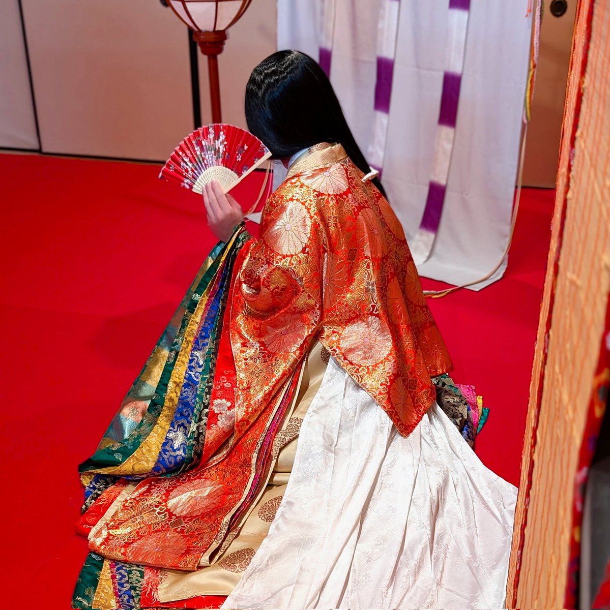 平安時代好きの姫様は
なんと #十二単 をご購入👘❗

「でも、自分では着られなくて…」と、お悩みでしたので
雅ゆきの衣紋者たちが #着付け のお手伝い✨
　　
豪華絢爛なお姿がとっても素敵で
姫様も購入された衣装を着せてもらえて大満足のご様子でした😊💕

十二単専門店
#京都　雅ゆき