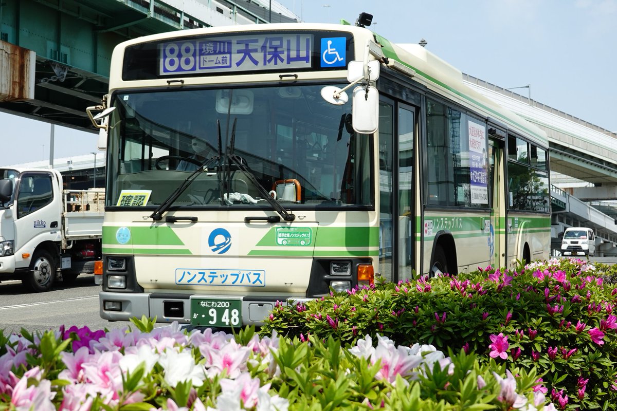 ny90042526's tweet photo. 桜のつぎはツツジが咲きはじめていました🌺築港一丁目～千舟橋
万博の足、中央線との共演を撮影したかったのですが、そうは上手くいきません…
#春の大阪シティバス https://t.co/vXHOGBY7oK