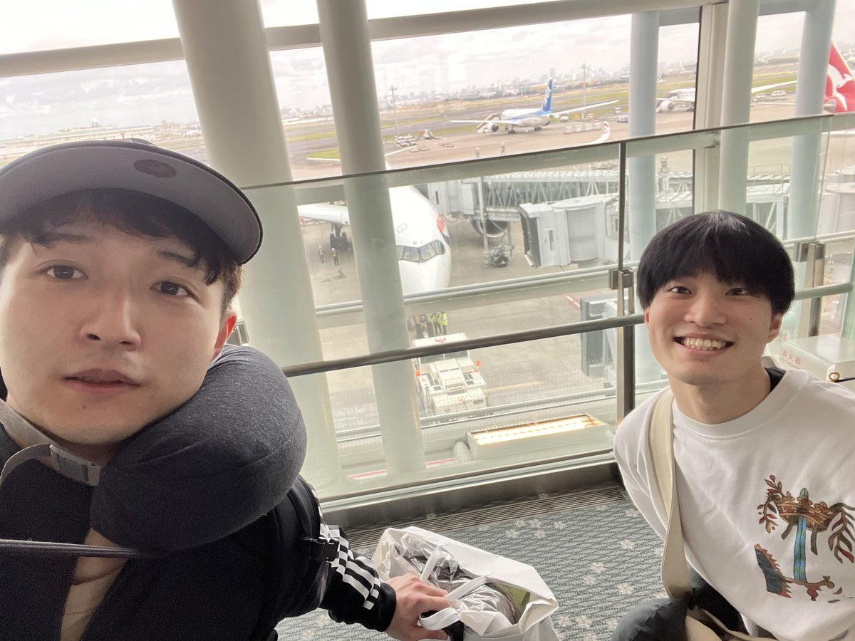 umi_gbmtm's tweet image. 和磨から連絡が。一年経ったそうです。信じられん。

昨年はロンドンで　#千と千尋の神隠し 4か月。

今年、彼はハイキューで役を勝ち取り、その後 #千と千尋 で上海へ。
僕は日本でレミからOnceへ。

そして十二国記で再会！
きっとまた後輩の前で、一度閉じたキャリーを開けます。
#Spiritedaway