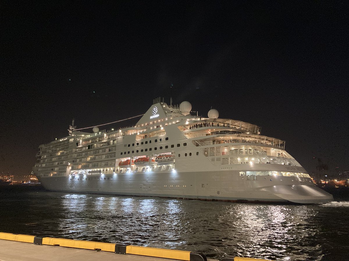 Cruise_Terminal's tweet photo. 先ほどSILVER MUSEが楽団に見送られて出港して行きました!🛳️✨
船内からも楽団への拍手や歓声が送られていました🥁🎺
ご乗船の皆様のご安航を、スタッフ一同お祈り申し上げます😌 ⚓️
#SILVERMUSE
#Cruise_Terminal
#東京国際クルーズターミナル https://t.co/bjAeE8Ukcf