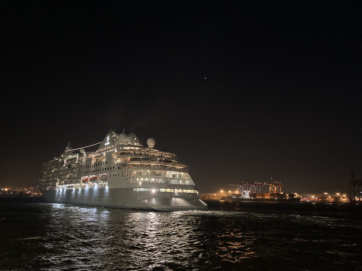 Cruise_Terminal's tweet photo. 先ほどSILVER MUSEが楽団に見送られて出港して行きました!🛳️✨
船内からも楽団への拍手や歓声が送られていました🥁🎺
ご乗船の皆様のご安航を、スタッフ一同お祈り申し上げます😌 ⚓️
#SILVERMUSE
#Cruise_Terminal
#東京国際クルーズターミナル https://t.co/bjAeE8Ukcf
