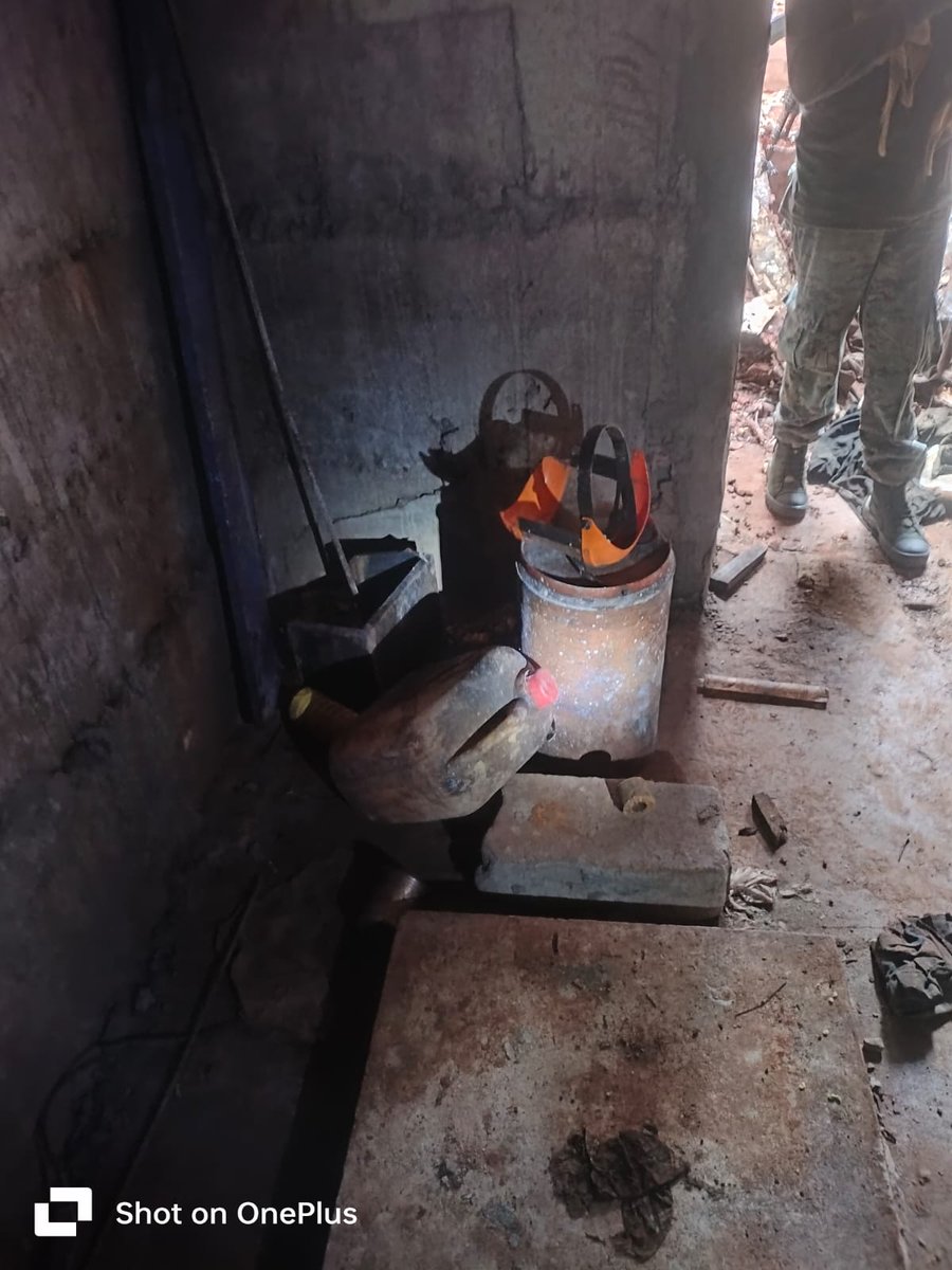 youareYukesh's tweet image. बस्तर में माओवादियों के बंकर और डंप होल्स बरामद होने लगे हैं । 2026 के मार्च तक हथियारबंद माओवादियों को बहुत बड़ी हार का सामना करना पड़ेगा, इसके बाद जिस जगह उन्हें धकेला जा रहा है, वहां उन्हें घेरा जाएगा ।