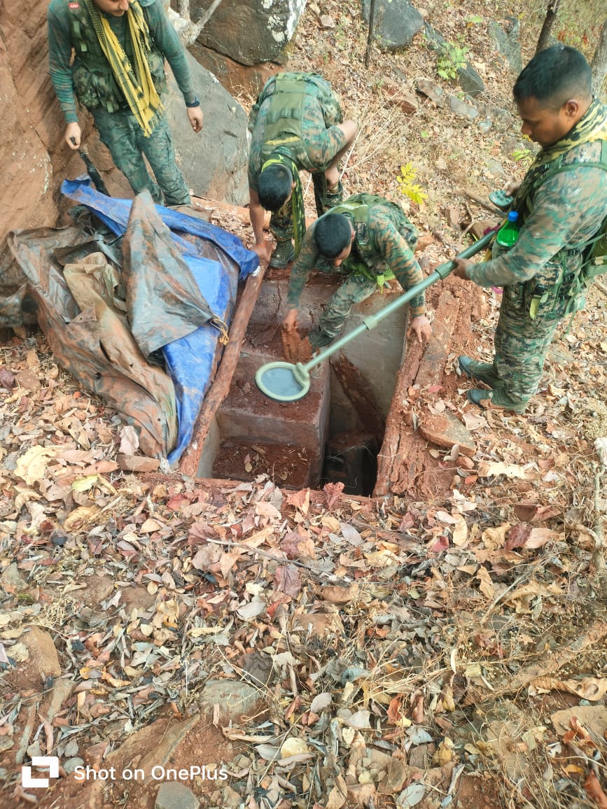 youareYukesh's tweet image. बस्तर में माओवादियों के बंकर और डंप होल्स बरामद होने लगे हैं । 2026 के मार्च तक हथियारबंद माओवादियों को बहुत बड़ी हार का सामना करना पड़ेगा, इसके बाद जिस जगह उन्हें धकेला जा रहा है, वहां उन्हें घेरा जाएगा ।