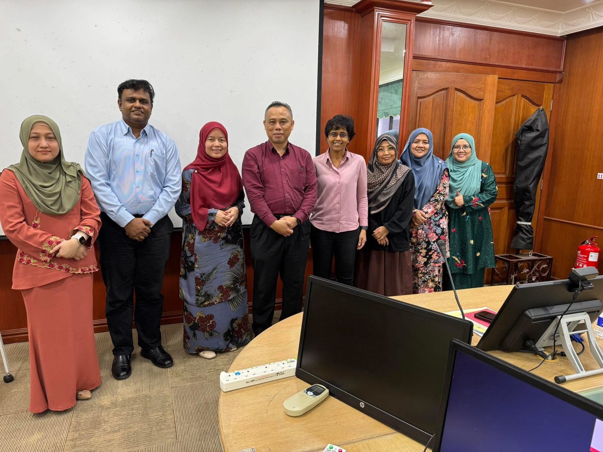 drshamala's tweet photo. Excited to deploy a new dimension of for the next semester for a special batch of students!   Its always such an honour to get the advise, guidance and help of En Mohd Nazri Yasin, Head of Administration Office of Deputy Vice Canselor (Academic and International) . Tqvm En Nazri https://t.co/TpKXN89Efx