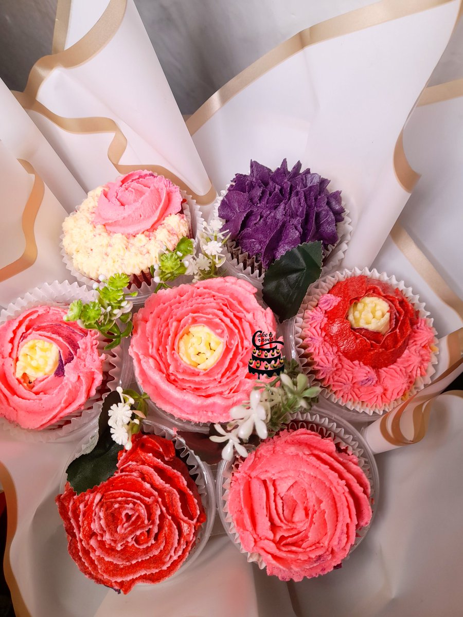 cakeandcraves's tweet photo. Pls play me 'Can I call you rose' cause our Cupcake bouquet is about to steal the show 🧁💐

WhatsApp: +234 813 928 9152
Location: Unilag

#LaCasaDeLosFamososCol2  #cupcakebouquet #davido #Wizkid #flowercupcake #flowerbouquet #floralcupcake #fyp #Trending #Priscilla #JP25 https://t.co/zQEaospJml