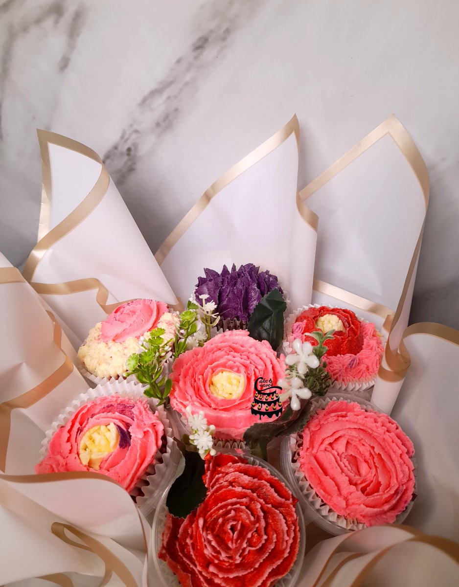 cakeandcraves's tweet photo. Pls play me 'Can I call you rose' cause our Cupcake bouquet is about to steal the show 🧁💐

WhatsApp: +234 813 928 9152
Location: Unilag

#LaCasaDeLosFamososCol2  #cupcakebouquet #davido #Wizkid #flowercupcake #flowerbouquet #floralcupcake #fyp #Trending #Priscilla #JP25 https://t.co/zQEaospJml