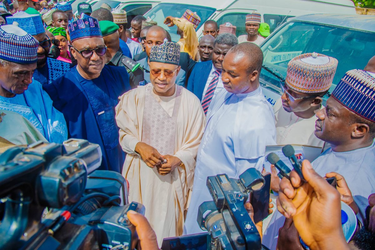 Only few days after I empowered constituents with 117 vehicles, 200 tricycles and 1000 motorcycles, I again witnessed history being made on Friday.

With deep gratitude to the Almighty and immense pride in the resilience of our youth, I disbursed ₦5 billion in scholarships to