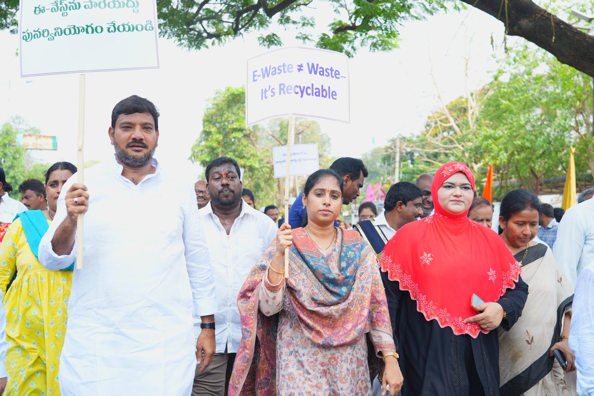 galla_madhavi's tweet photo. గుంటూరు కలెక్టర్ ఆఫీస్ నుండి వెంకటేశ్వర విజ్ఞాన్ మందిరం వరకు జరిగిన స్వర్ణాంధ్ర- స్వచ్ఛఆంధ్ర ర్యాలీలో పాల్గొన్న గుంటూరు పశ్చిమ నియోజకవర్గ ఎమ్మెల్యే శ్రీమతి గళ్లా మాధవి గారు..

#swarnandhra  #SwachhAndhra #SwachhBharat  #Gallamadhavi  #Gunturwest #guntur https://t.co/umD1QPAgDC