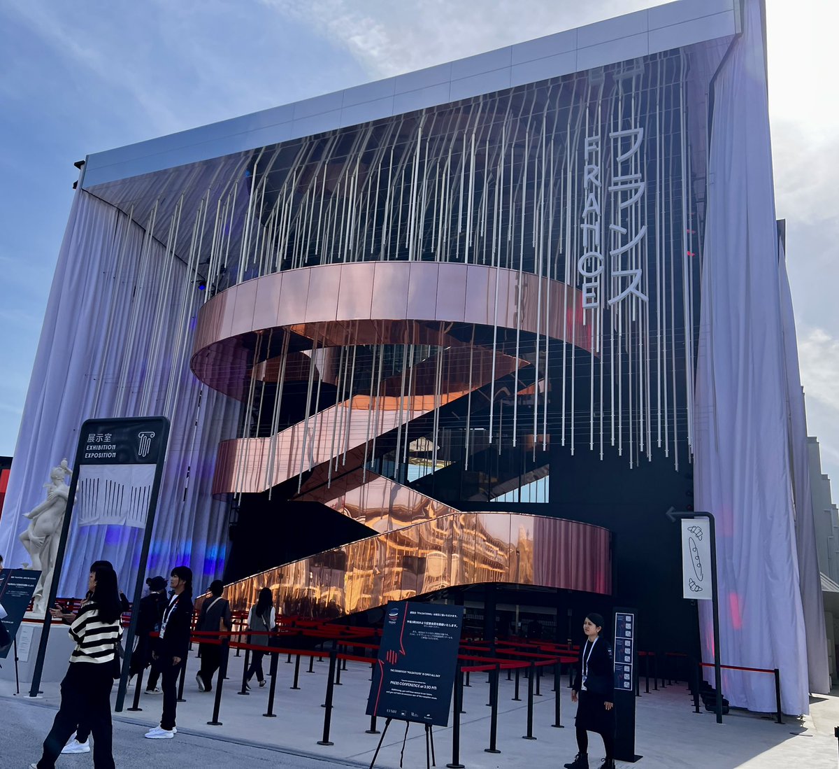 TokyoArtBeat_JP's tweet image. 🆕大阪万博フランスパビリオンをレポート

LVMHの美学と職人魂を堪能する空間にロダンや真鍋大度の作品も（文：原久子）

tokyoartbeat.com/articles/-/lvm…

大阪・関西万博が大阪の夢洲にて。フランス館はLVMH協賛のもとルイ･ヴィトン、ディオールなどのクラフトマンシップを紹介