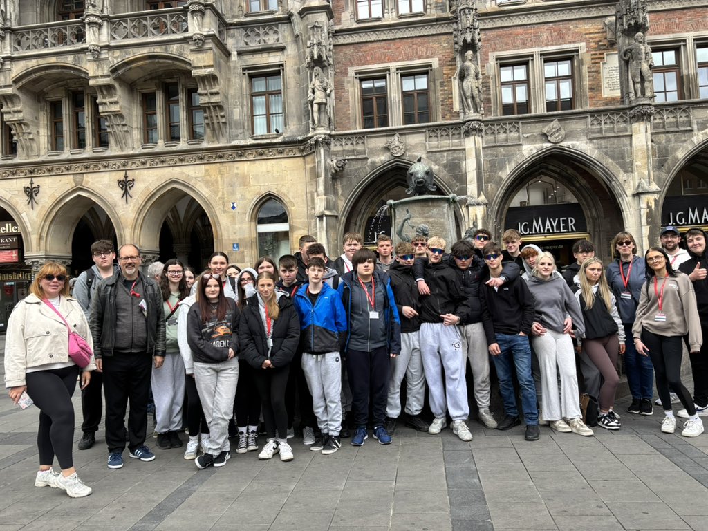 HumanitiesNC's tweet photo. Munich town centre group photo #nortoncollegemunich https://t.co/BZCMBk6mej