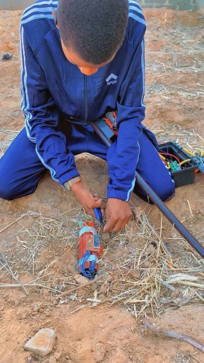 KanoChronicle's tweet photo. Teenage Inventor from Kano, Khalifa Aminu, Builds Ultra-Fast Device That Detects Bombs/explosives  and Minerals Deposit in Just One Second. https://t.co/fembkntT4M