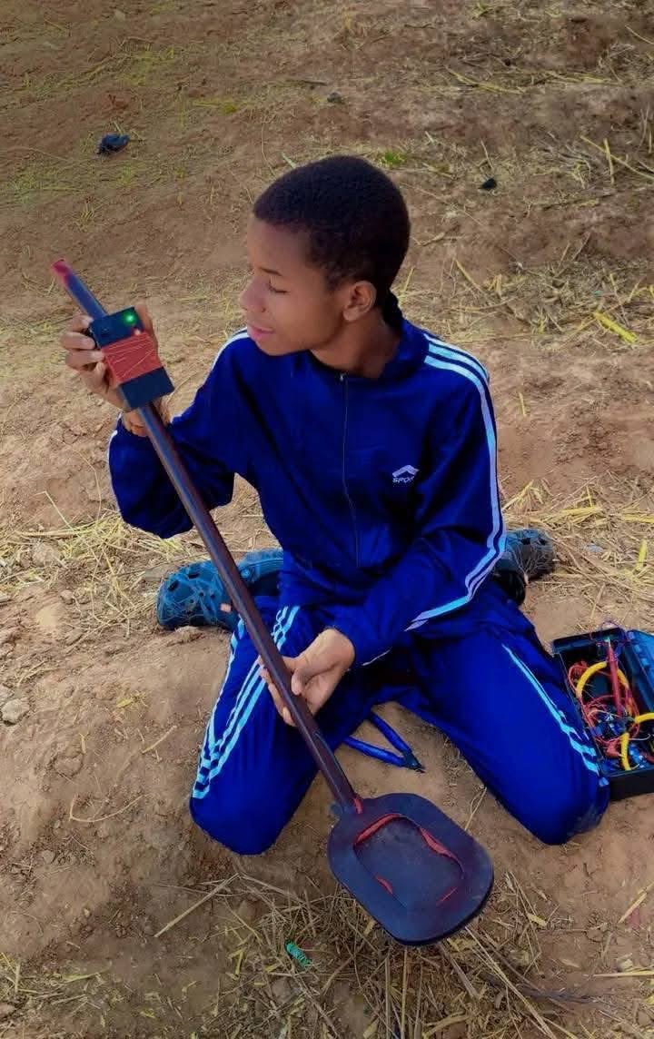 KanoChronicle's tweet photo. Teenage Inventor from Kano, Khalifa Aminu, Builds Ultra-Fast Device That Detects Bombs/explosives  and Minerals Deposit in Just One Second. https://t.co/fembkntT4M