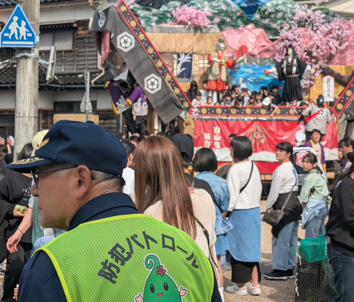 sixiajin's tweet photo. #宇出津曳山祭り 開��中！
#のっとりん も参加中！
#白山神社の曳山、今から大屋根広場へ向かいます。
#酒垂神社の曳山 と合流 https://t.co/kG3gptd0Ni