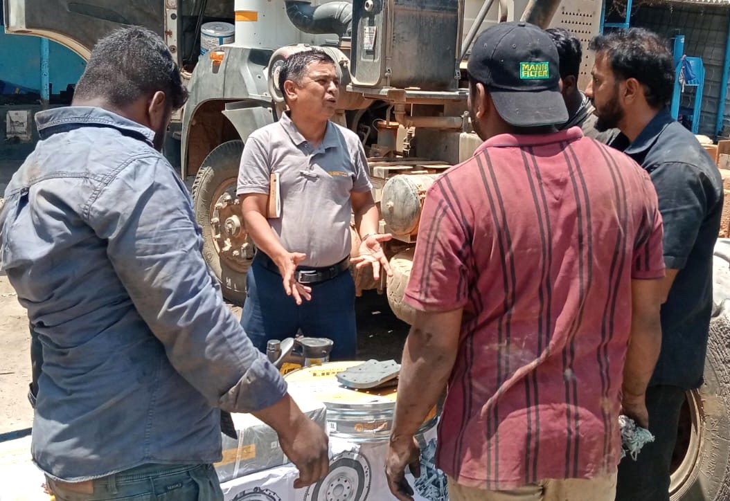 SetcoAutomotive's tweet photo. Corner Meet in Bettahalsur! 🚛
An engaging session with local mechanics - showcasing our high-performance LIPE clutches and allied products.

#Setcoautosystems #Truckleaders #SetcoLipeClutch #Cornermeet #DriveWithSetco #Customerfirst #Brakelining https://t.co/KAjaK2N6vi