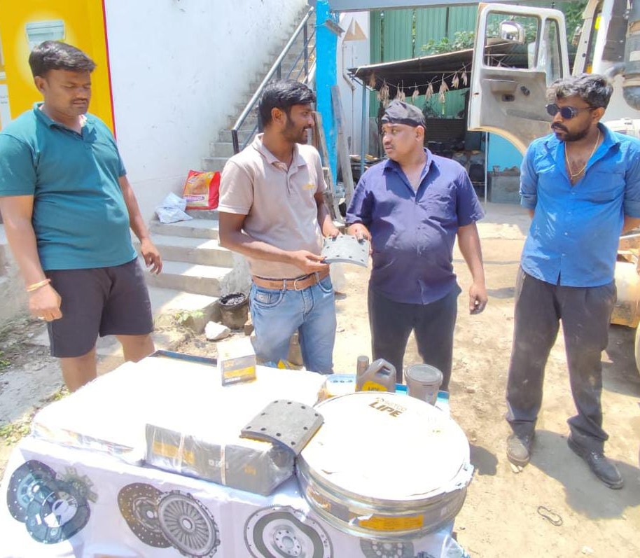 SetcoAutomotive's tweet photo. Corner Meet in Bettahalsur! 🚛
An engaging session with local mechanics - showcasing our high-performance LIPE clutches and allied products.

#Setcoautosystems #Truckleaders #SetcoLipeClutch #Cornermeet #DriveWithSetco #Customerfirst #Brakelining https://t.co/KAjaK2N6vi