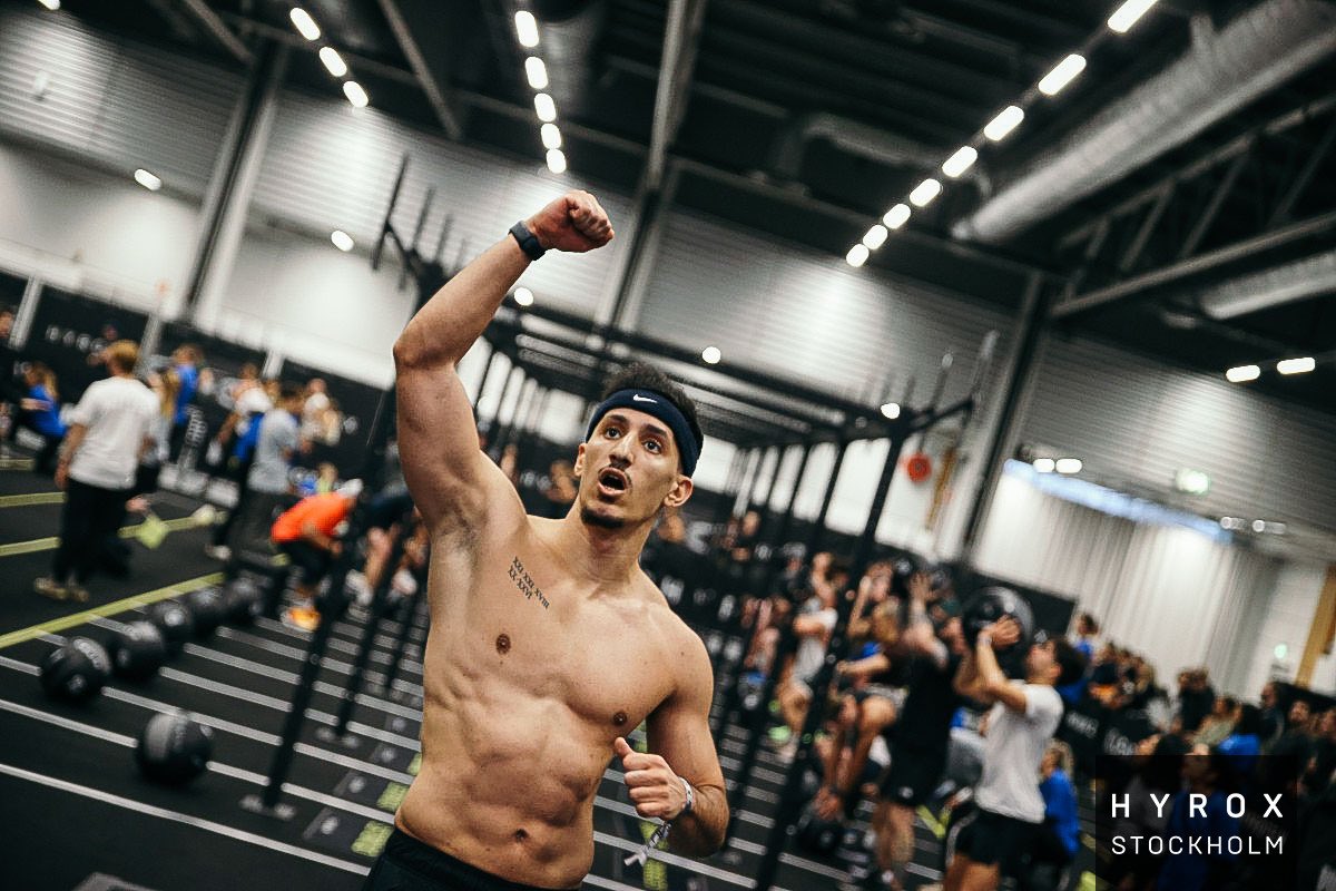 Hyrox Paris grand palais aujourd’hui, mon départ est à 10h50, 
Temps à battre 1h09h52s (je vise moins 1h07)
Ceux qui veulent suivre ça de plus près ➡️ insta : amor_jrr