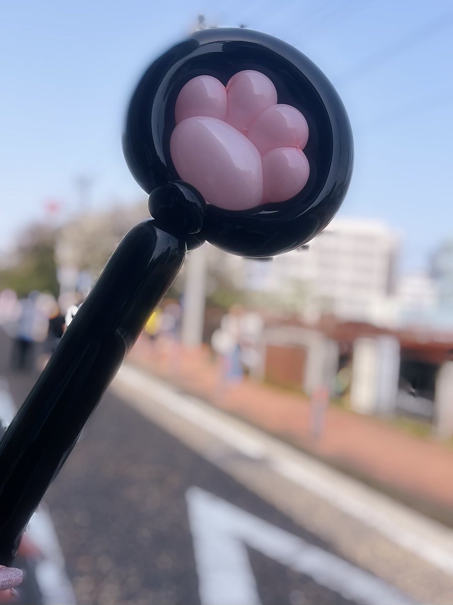 _RENATEN_'s tweet photo. お祭りでバルーンアートやってもらった❕
肉球ステッキᐡ⸝⸝>  ̫ <⸝⸝ᐡ🐾ｷｬﾜ https://t.co/ENVVEmSizH