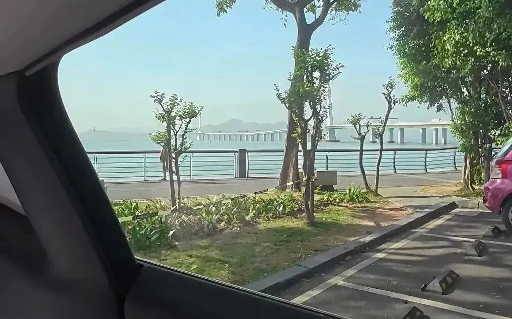 East_Pulse's tweet photo. Programmer lives in Tesla Model Y for 4 yrs in Shenzhen, spending just 100RMB/day. Uses park restrooms &amp; gym showers. 'Better than renting - I wake up to ocean views.' Commutes 300km weekends to family. https://t.co/TUxHI0BlZ1