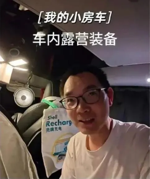 East_Pulse's tweet photo. Programmer lives in Tesla Model Y for 4 yrs in Shenzhen, spending just 100RMB/day. Uses park restrooms &amp; gym showers. 'Better than renting - I wake up to ocean views.' Commutes 300km weekends to family. https://t.co/TUxHI0BlZ1