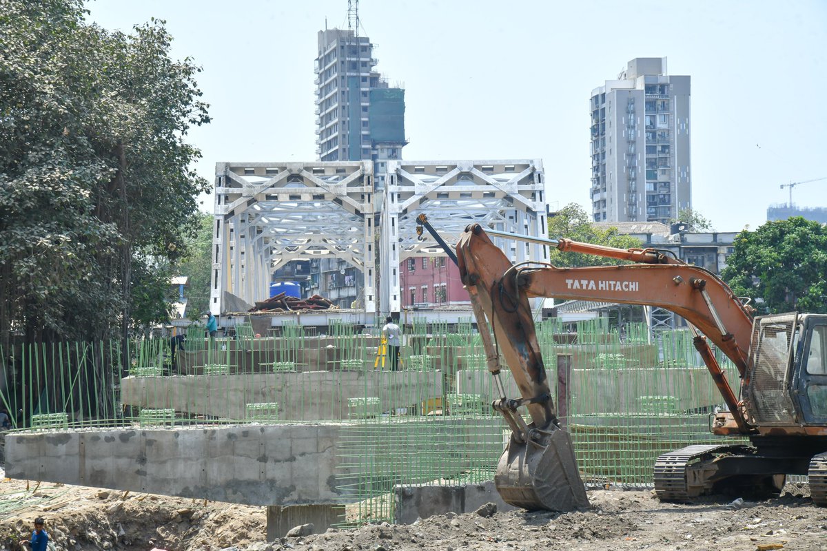 🔹The construction work of the Carnac Railway Overbridge, located at a short distance from Masjid Bunder Railway Station and connecting to P. D’Mello Road, is currently progressing as per schedule. Additional Municipal Commissioner (Projects) Shri Abhijeet Bangar visited the
